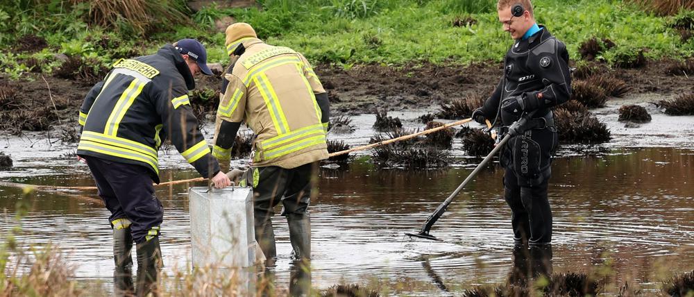 Einsatzkräfte haben bei ihren Ermittlungen zum Tod des achtjährigen Fabian aus Güstrow erneut einen Tümpel im Bereich des Fundortes der Leiche in den Blick genommen.