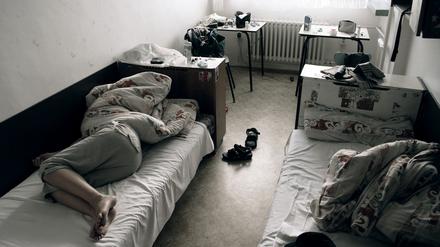 Beengte, trostlose Lebensumstände fördern Depressionen. (Symbolbild)