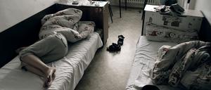 Beengte, trostlose Lebensumstände fördern Depressionen. (Symbolbild)