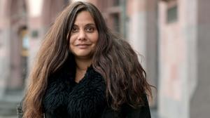 Mithu Sanyal, Autorin des Buches „Iden Titti“, steht vor dem Römer in Frankfurt.