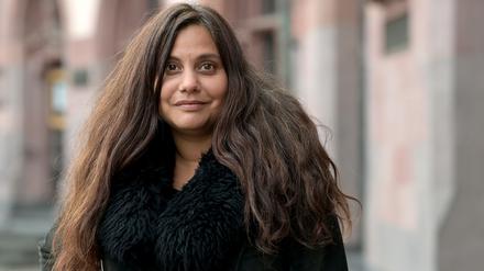 Mithu Sanyal, Autorin des Buches „Iden Titti“, steht vor dem Römer in Frankfurt.