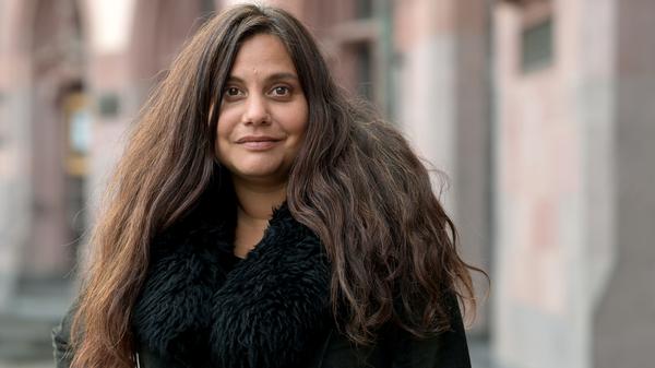 Mithu Sanyal, Autorin des Buches „Iden Titti“, steht vor dem Römer in Frankfurt.