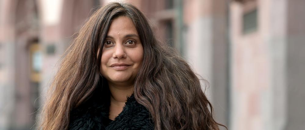 Mithu Sanyal, Autorin des Buches „Iden Titti“, steht vor dem Römer in Frankfurt.