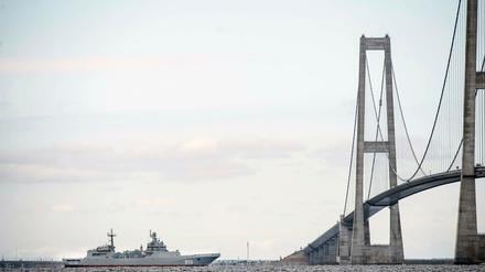 Die Brücke über den Großen Belt - hier ist ein Schiff der russischen Nordflotte unter ihr zu sehen - zählt zu den imposantesten Bauwerken Dänemarks. (Symbolbild)