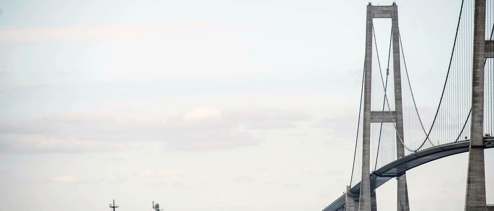 Die Brücke über den Großen Belt - hier ist ein Schiff der russischen Nordflotte unter ihr zu sehen - zählt zu den imposantesten Bauwerken Dänemarks. (Symbolbild)