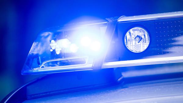 Ein Blaulicht leuchtet an einer Polizeistreife (Symbolbild).