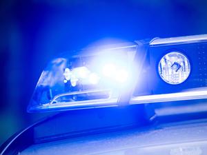Ein Blaulicht leuchtet an einer Polizeistreife (Symbolbild).