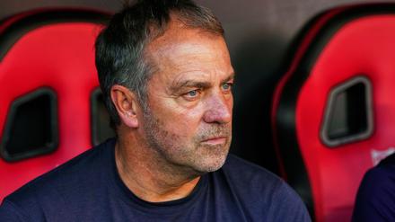 Sieht die Miami-Reise seines Clubs kritisch: Barcelonas Cheftrainer Hansi Flick. (Archivbild)