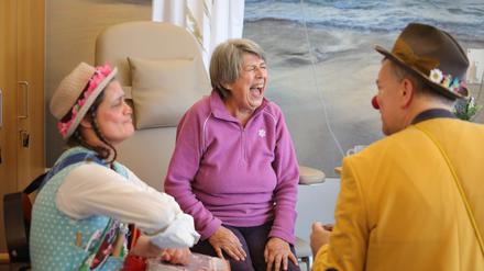 Lachen hilft e.V. Potsdam. Nicola Streifler alias Hella Propella und besucht Patientin auf der Palliativstation des Josephskrankenhauses in Potsdam.
