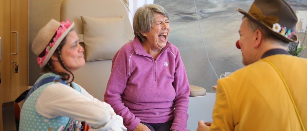 Lachen hilft e.V. Potsdam. Nicola Streifler alias Hella Propella und besucht Patientin auf der Palliativstation des Josephskrankenhauses in Potsdam.