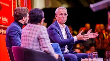 Jens Stoltenberg (r-l), Maria Ressa und Moderator Sebastian Puschner diskutieren auf der Frankfurter Buchmesse.