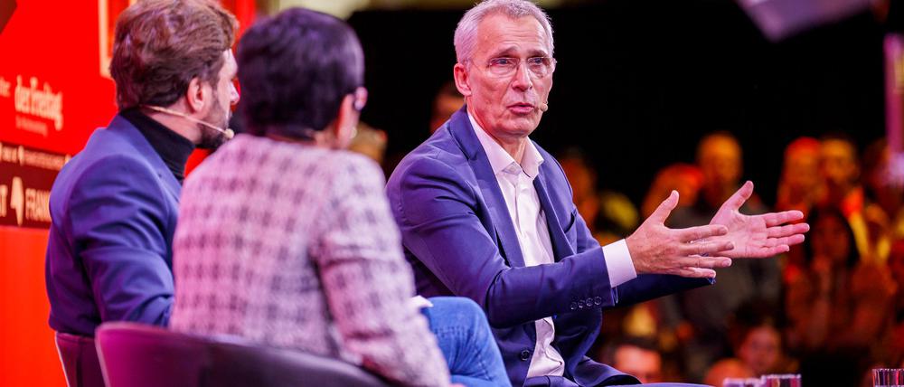 Jens Stoltenberg (r-l), Maria Ressa und Moderator Sebastian Puschner diskutieren auf der Frankfurter Buchmesse.