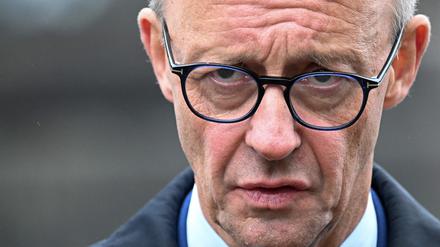 Der deutsche Bundeskanzler Friedrich Merz spricht während einer Pressekonferenz in der Nähe der Glienicker Brücke (Archivbild).