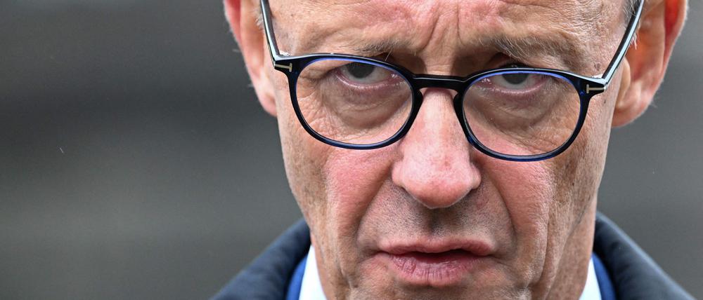 Der deutsche Bundeskanzler Friedrich Merz spricht während einer Pressekonferenz in der Nähe der Glienicker Brücke (Archivbild).