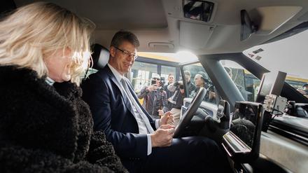 Bundesverkehrsminister Patrick Schnieder und Verkehrssenatorin Ute Bonde (beide CDU, l) sitzen im neuen Shuttle für das autonome Fahren schon mal Probe. 