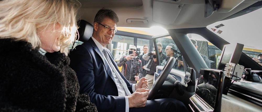 Bundesverkehrsminister Patrick Schnieder und Verkehrssenatorin Ute Bonde (beide CDU, l) sitzen im neuen Shuttle für das autonome Fahren schon mal Probe.