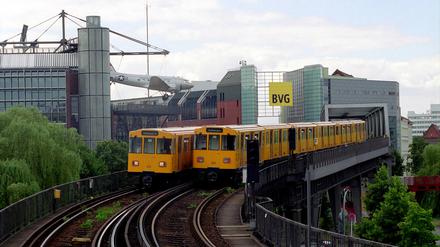 Reger U-Bahnverkehr am Deutschen Technik Museum in Berlin - Tempelhofer Ufer.