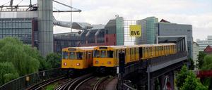 Reger U-Bahnverkehr am Deutschen Technik Museum in Berlin - Tempelhofer Ufer.