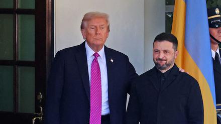 US President Donald Trump welcomes Ukrainian President Volodymyr Zelensky as he arrives for a meeting at the White House in Washington, DC, on October 17, 2025. (Photo by TOM BRENNER / AFP)