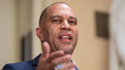 Der Vorsitzende der Minderheitsfraktion im Repräsentantenhaus, Hakeem Jeffries, spricht am 17. Oktober 2025 im Kapitol in Washington vor der Presse.
