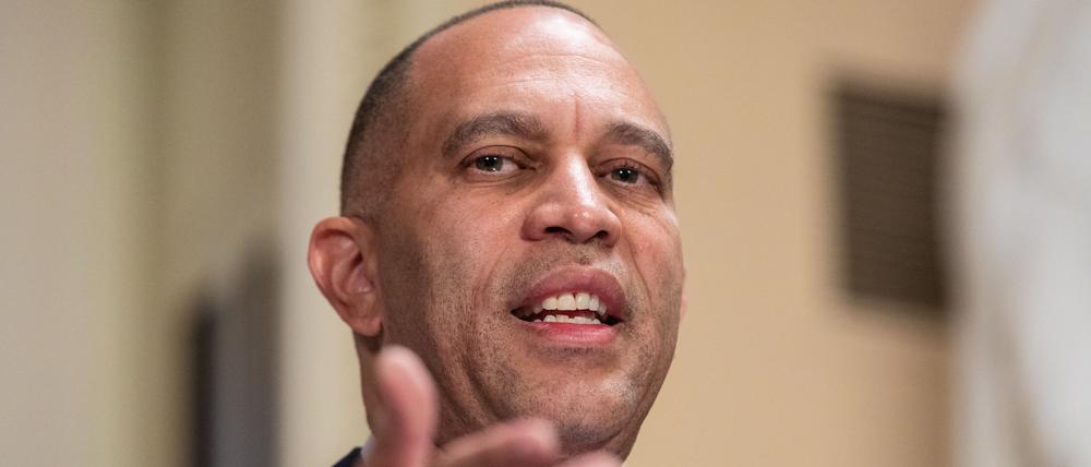 Der Vorsitzende der Minderheitsfraktion im Repräsentantenhaus, Hakeem Jeffries, spricht am 17. Oktober 2025 im Kapitol in Washington vor der Presse.