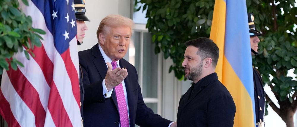 17.10.2025, USA, Washington: US-Präsident Donald Trump (l) begrüsst den ukrainischen Präsidenten Wolodymyr Selenskyj vor dem Weißen Haus. Foto: Alex Brandon/AP/dpa +++ dpa-Bildfunk +++