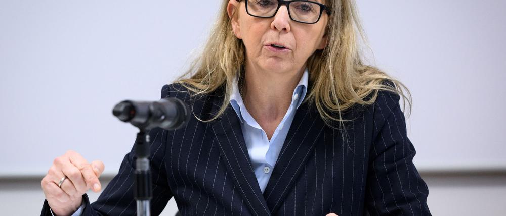 Leibwächter des Berliner LKA sollen privat unzulässige Beziehungen zu dem Rapper Bushido gepflegt haben.
Die Polizeipräsidentin sieht den Ruf des Personenschutzes beschädigt. (Archivbild)