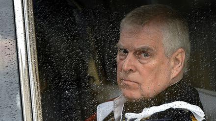 Prinz Andrew zieht sich weiter aus dem Königshaus zurück.