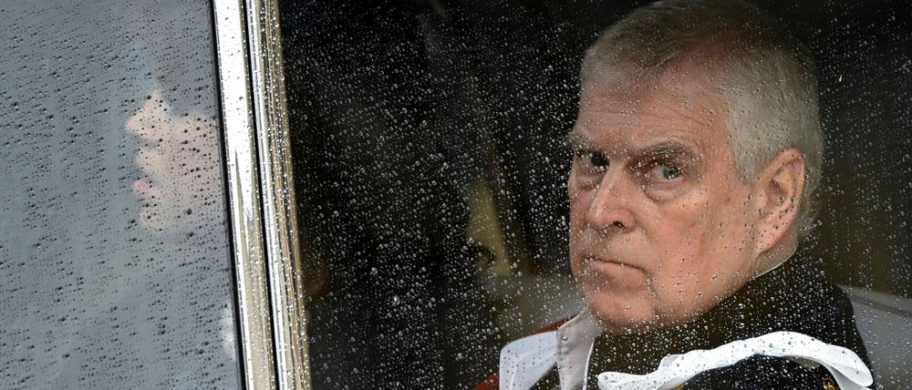 Prinz Andrew zieht sich weiter aus dem Königshaus zurück.