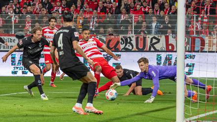 Im Stile eines Mittelstürmers. Danilho Doekhi staubt gegen seinen Lieblingsgegner zum 2:0 ab.