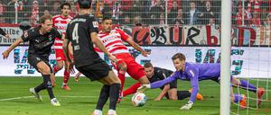 Im Stile eines Mittelstürmers. Danilho Doekhi staubt gegen seinen Lieblingsgegner zum 2:0 ab. 