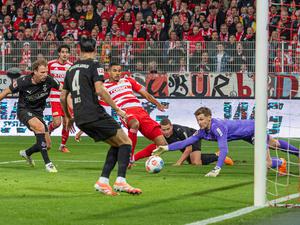 Im Stile eines Mittelstürmers. Danilho Doekhi staubt gegen seinen Lieblingsgegner zum 2:0 ab. 