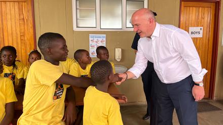 Kai Wegner während seiner Windhoek-Reise beim Hilfsprojekt Basketball Artist School.