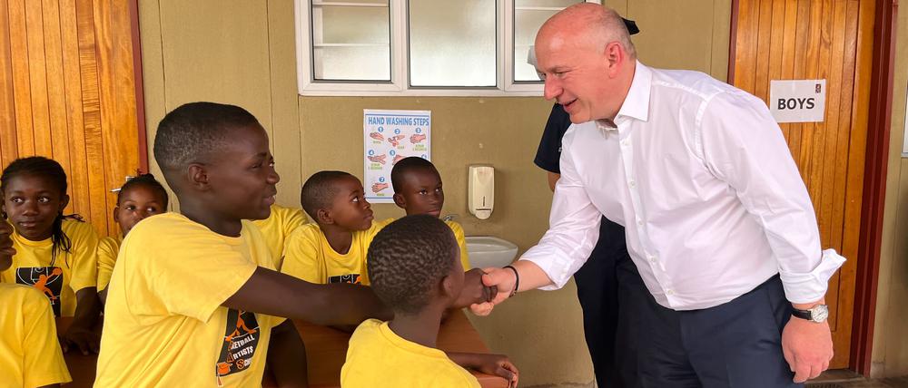 Kai Wegner während seiner Windhoek-Reise beim Hilfsprojekt Basketball Artist School.