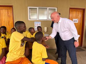 Kai Wegner während seiner Windhoek-Reise beim Hilfsprojekt Basketball Artist School.