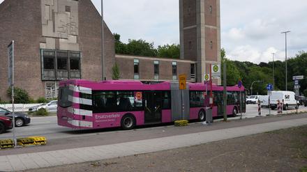 Ein Ersatzbus steht in Hamburg an einer Haltestelle des Ersatzverkehrs. (Archivbild)