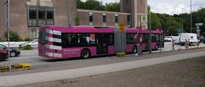 Ein Ersatzbus steht in Hamburg an einer Haltestelle des Ersatzverkehrs. (Archivbild)