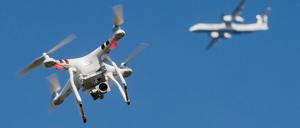 Viele Menschen vermuten Russland hinter den Drohnensichtungen. (Symbolbild)