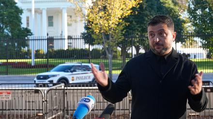 Wolodymyr Selenskyj, Präsident der Ukraine, spricht zu Journalisten im Lafayette Park gegenüber dem Weißen Haus nach einem Treffen mit US-Präsident Trump. 