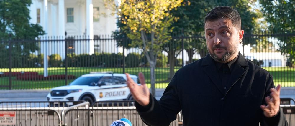 Wolodymyr Selenskyj, Präsident der Ukraine, spricht zu Journalisten im Lafayette Park gegenüber dem Weißen Haus nach einem Treffen mit US-Präsident Trump.