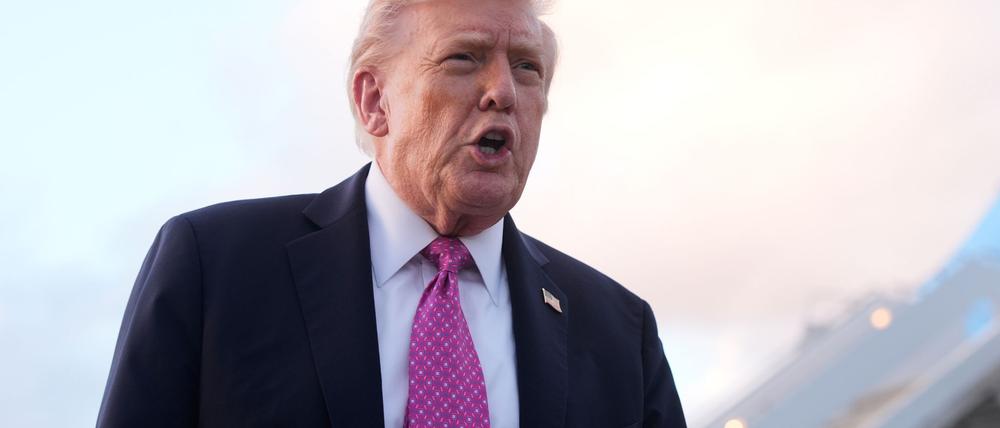 Donald Trump verhängte Zölle auf Lastwagen und Busse - und verlängerte zugleich Vergünstigungen für in den USA produzierte Fahrzeuge mit Import-Bauteilen.