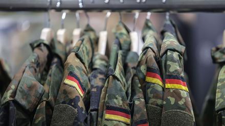 Feldjacken hängen am Stand der Bundeswehr.