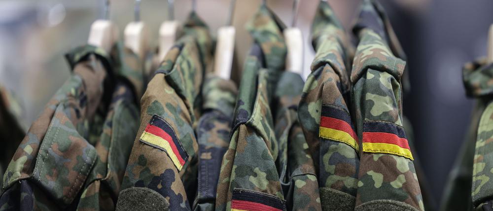Feldjacken hängen am Stand der Bundeswehr.