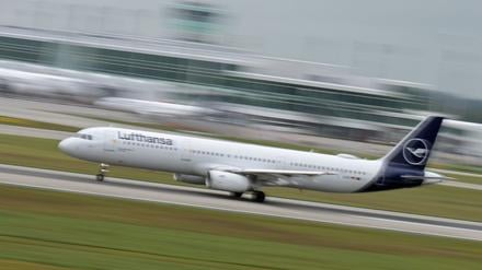 Ein Lufthansa-Flugzeug startet vom Flughafen München. 