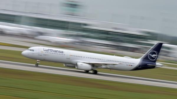 Ein Lufthansa-Flugzeug startet vom Flughafen München. 