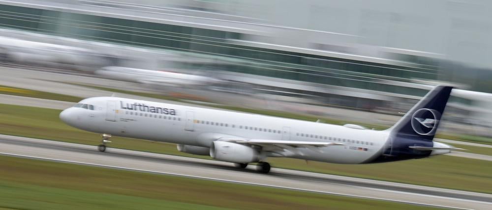 Ein Lufthansa-Flugzeug startet vom Flughafen München.