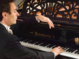 Der Pianist Gianluca Luisi spielte das 2. Klavierkonzert von Sergej Rachmaninow.