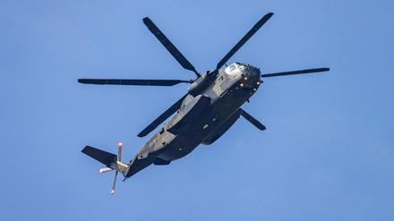 Ein Transporthubschrauber der Bundeswehr in der Luft. Spezialisierte Einheiten absolvieren bis 30. Oktober eine Übung mit Nachtflügen. (Archivbild) 