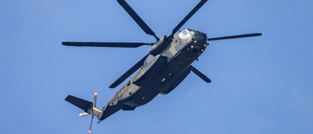 Ein Transporthubschrauber der Bundeswehr in der Luft. Spezialisierte Einheiten absolvieren bis 30. Oktober eine Übung mit Nachtflügen. (Archivbild)