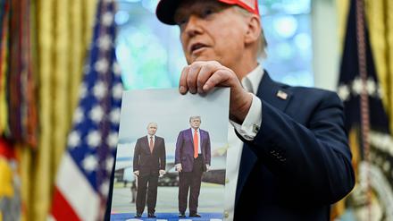 Stolz auf das scheinbar gute Verhältnis mit dem Kreml-Chef: Donald Trump mit einem Erinnerungsfoto des Gipfeltreffens mit Wladimir Putin im August.